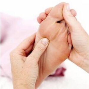 Socio-Esthéticienne à Cesson-Sévigné 1 Soin des pieds réalisé avec des produits naturels à Rennes chez Keratines
