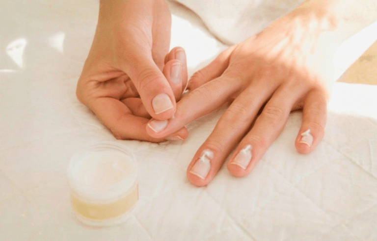 Manucure à Cesson-Sévigné 1 Photo montrant une manucure : Soin réparateur des ongles, esthéticienne appliquant une crème sur des ongles fragilisés