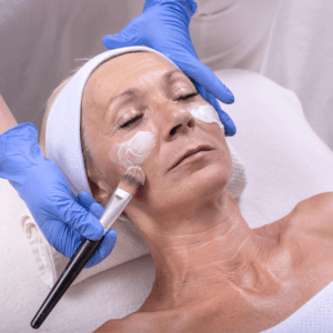 Soin du visage réalisé en cabine par une esthéticienne avec un appareil