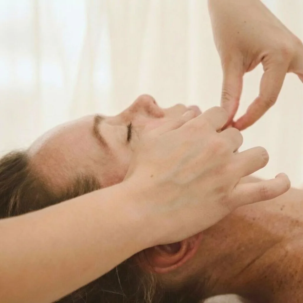 Massage facial japonais Kobido réalisé par Armelle Bérard, facialiste chez Keratines à Cesson-Sévigné
