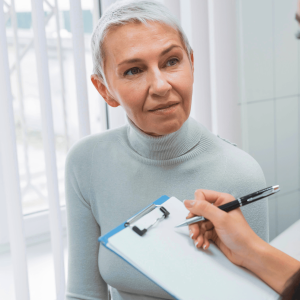 Esthéticienne qui réalise un entretien d’accueil et note les besoins de la cliente
